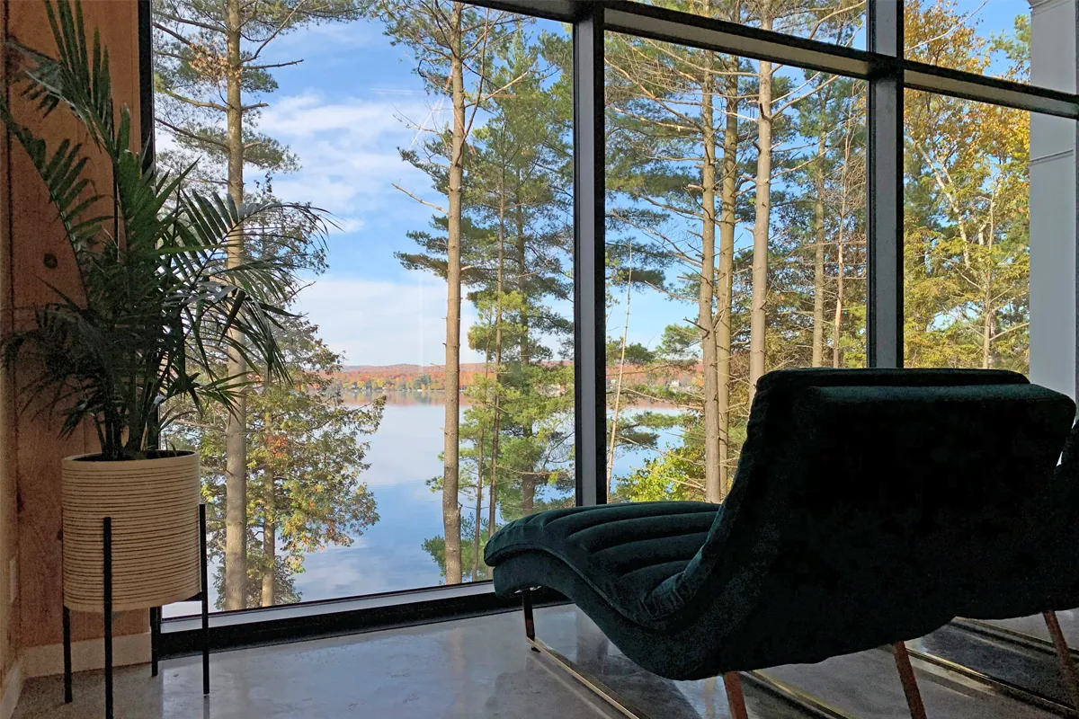 Chaise longue face au lac