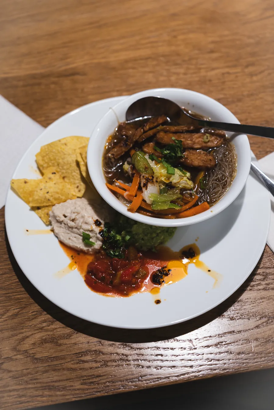 Bol de soupe-repas aux légumes, croustilles de maïs et salsa