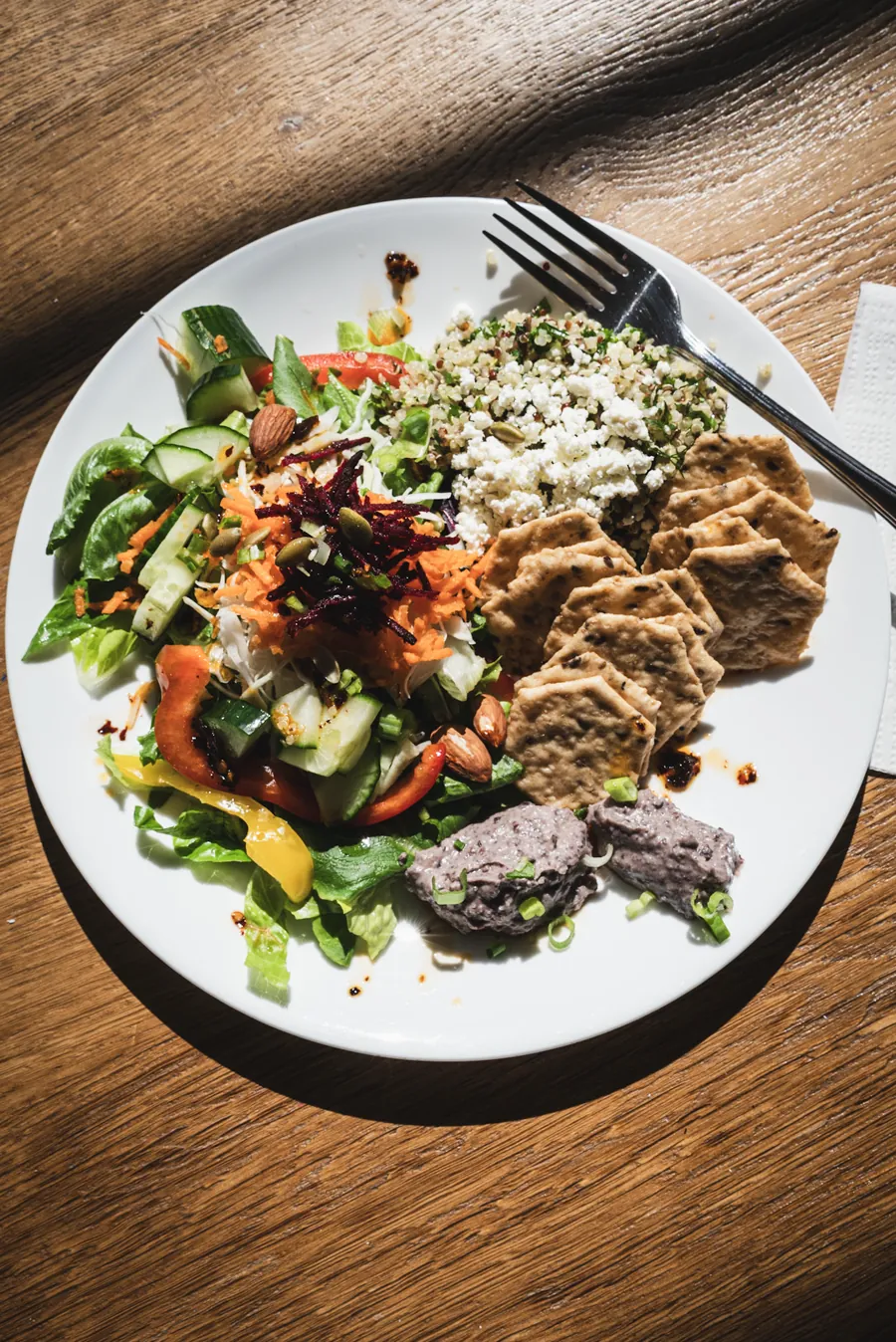 Salade colorée, craquelins aux graines et tartinade maison