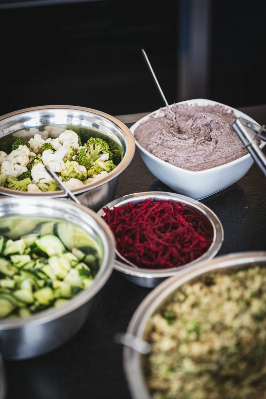 Buffet de crudités en bols : chou-fleur et brocoli, betterave râpée, concombre