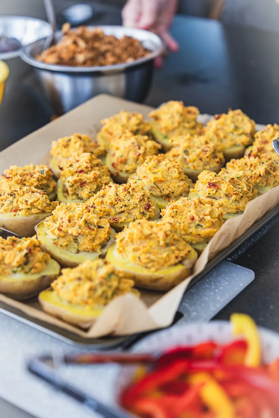 Pommes de terre farcies et gratinées, en préparation en cuisine