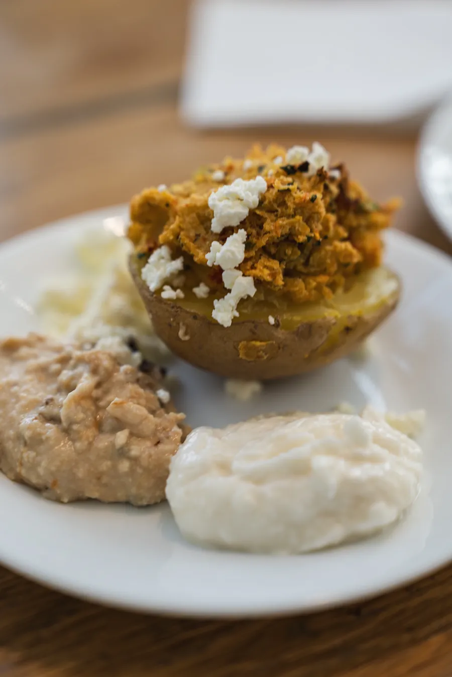 Pomme de terre farcie servie avec deux tartinades maison
