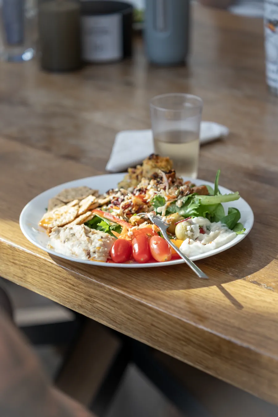 Assiette repas servie sur la table commune